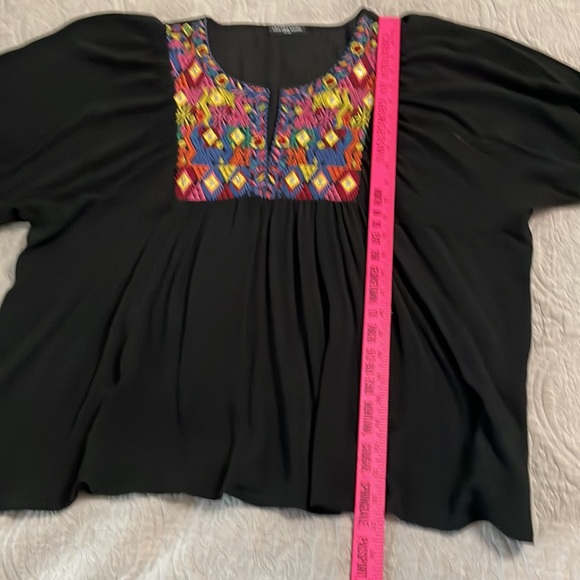 Black cha-cha Vente top with embroidery front. Large like new. - Picture 5 of 5